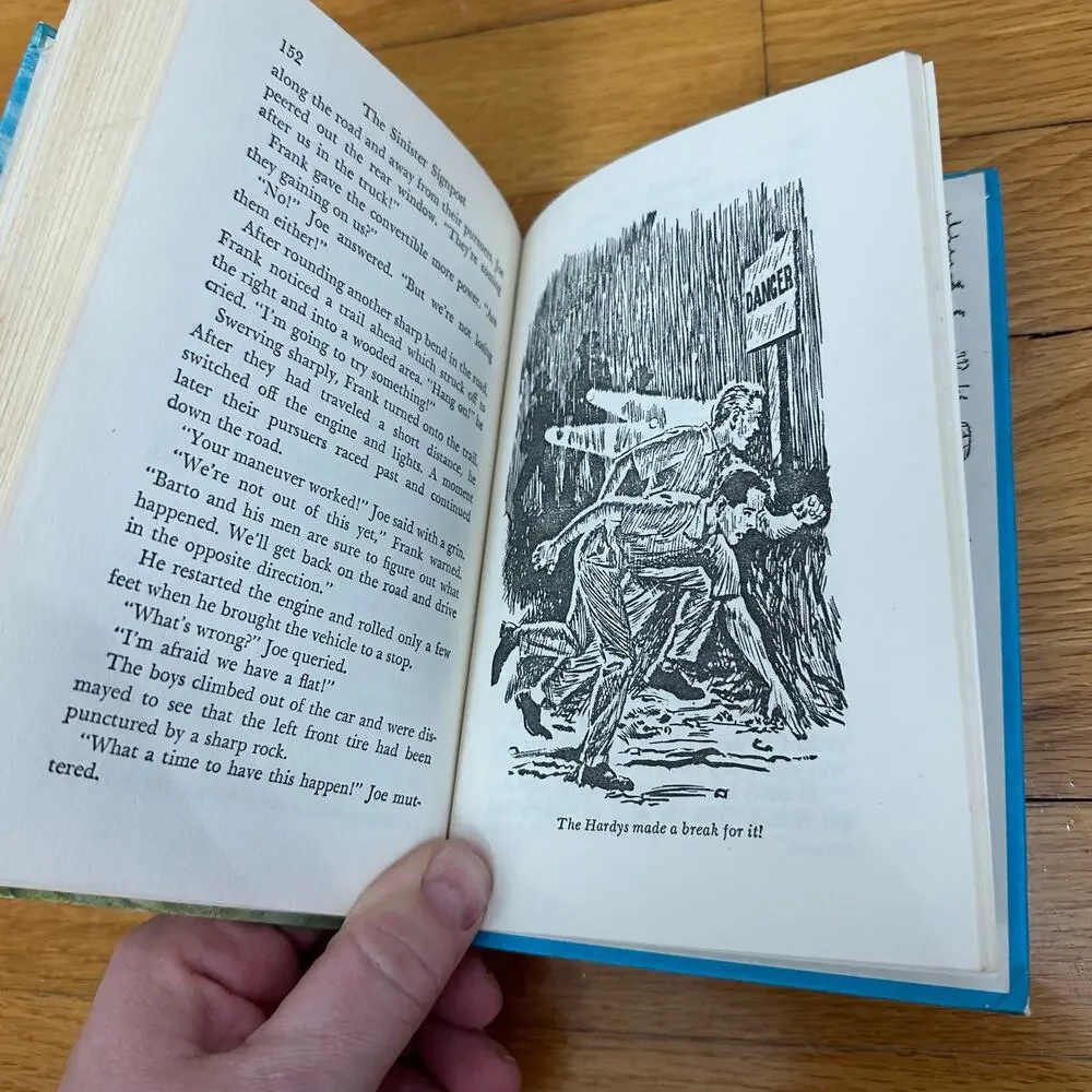 The Hardy Boys 15 The Sinister Signpost by Franklin W. Dixon Book 1968